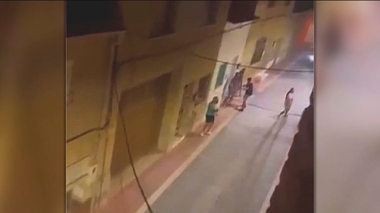 VÍDEO: Disparan contra una casa en Lorca y les lanzan una bombona de butano