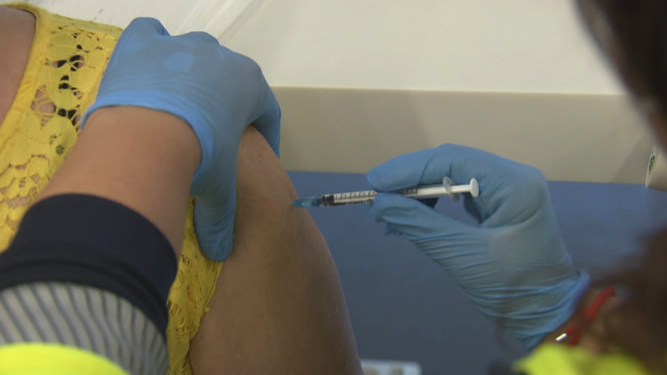 Reino Unido empieza a suministrar dosis de refuerzo de covid-19 al detectar una nueva variante