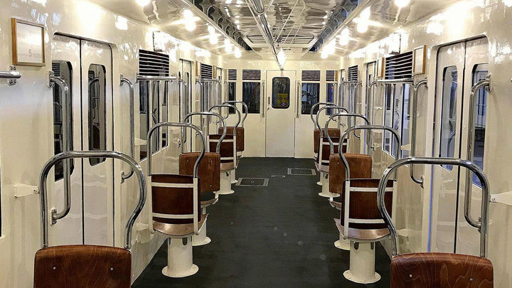 Interior de uno de los coches históricos de Metro de Madrid / METRO DE MADRID