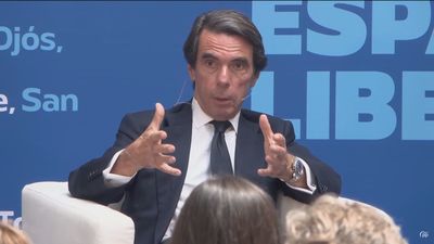 Aznar afirma que Sánchez es "el líder" de la estrategia destructiva de España
