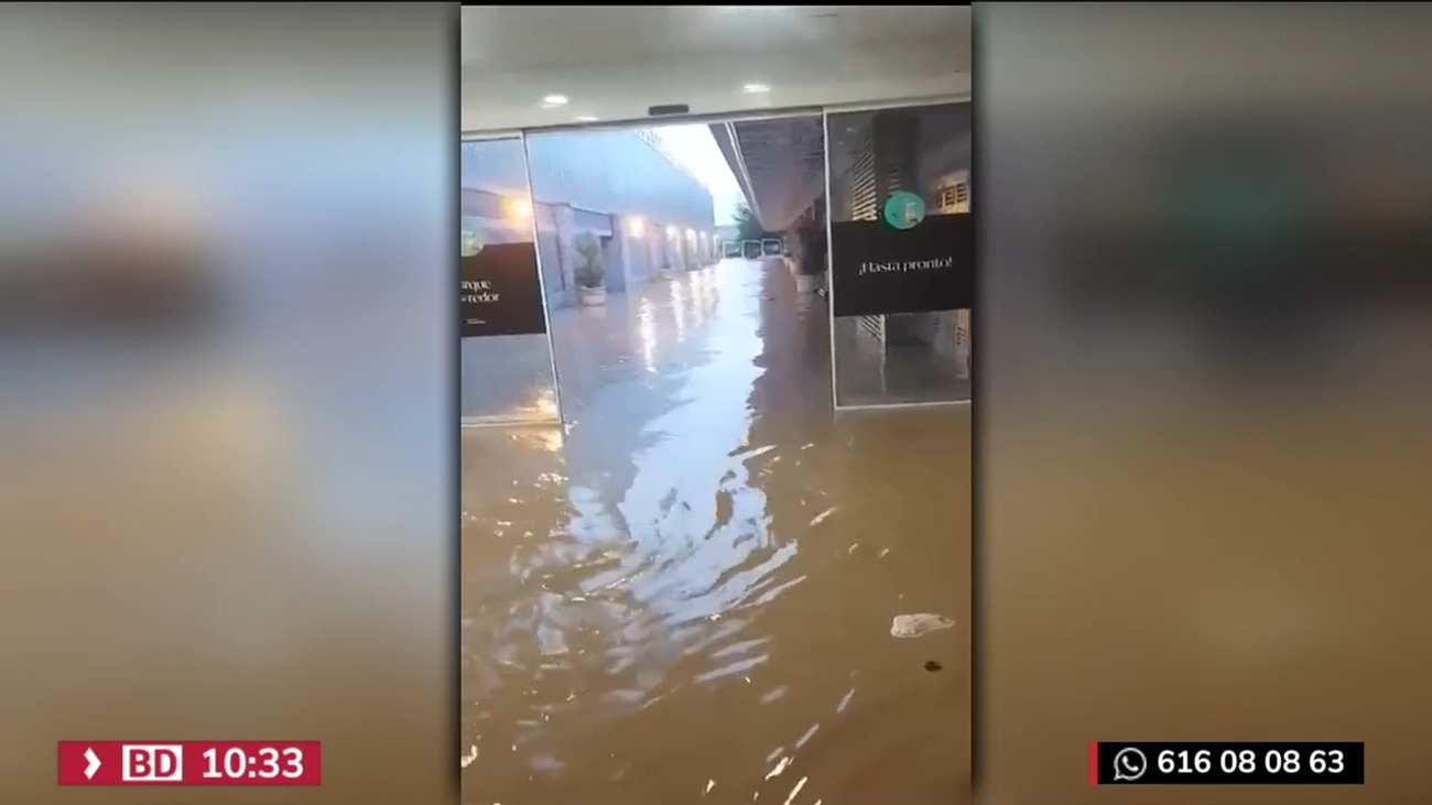 El centro comercial Parque Corredor de Torrejón de Ardoz, anegado por la tormenta