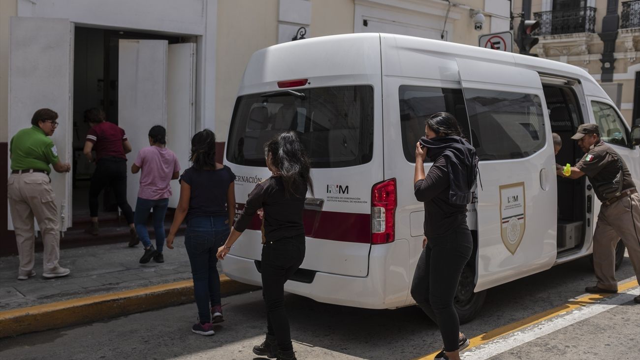 Localizan en México a 350 migrantes hacinados y deshidratados en la caja de un tráiler