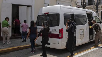 Localizan en México a 350 migrantes hacinados y deshidratados en la caja de un tráiler