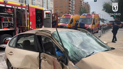 Herido grave un hombre de 50 años tras chocar su coche contra un autobús privado