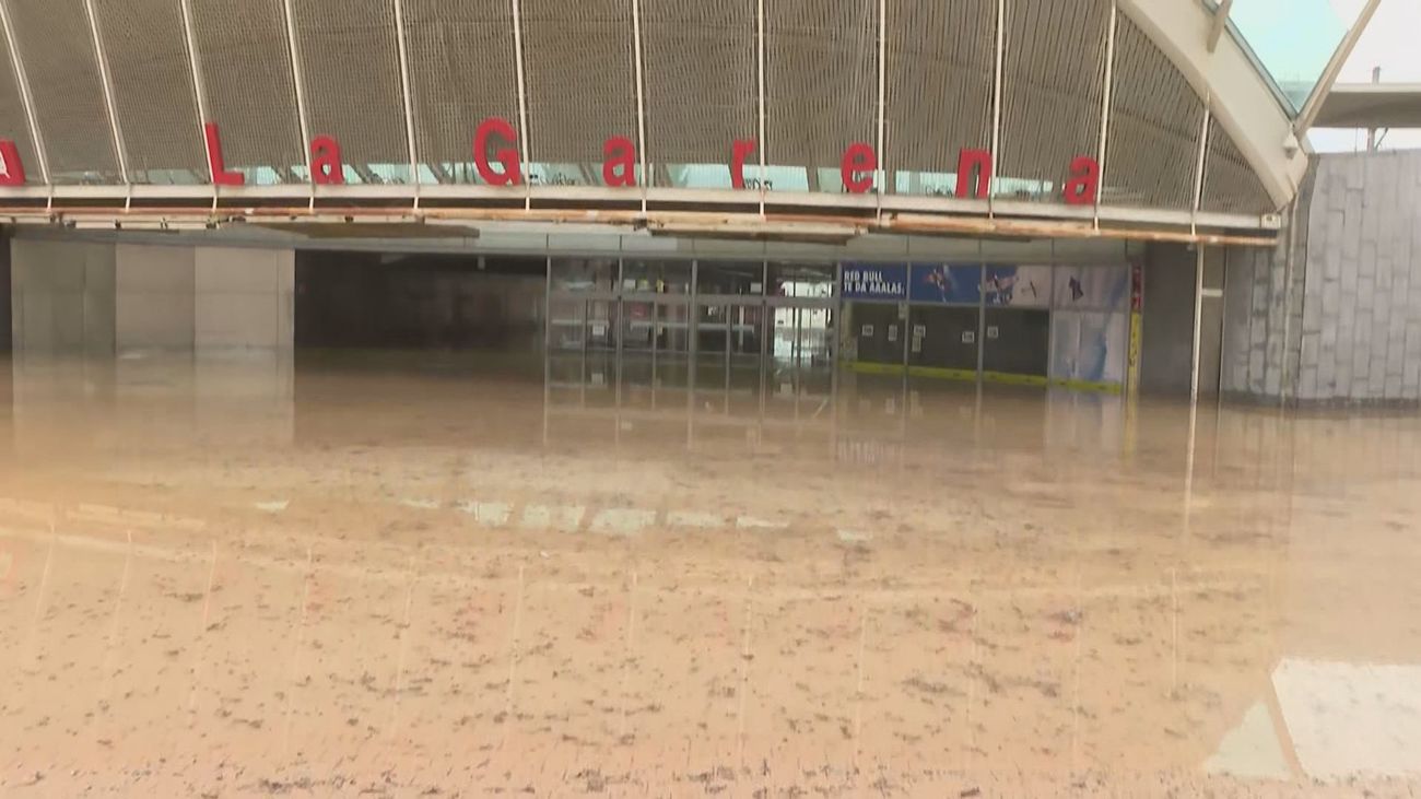 La lluvia inunda la estación de Cercanías de La Garena, en Alcalá de Henares