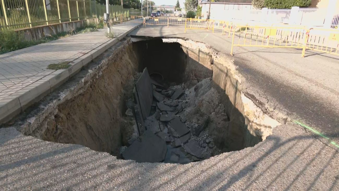 Las fuertes lluvias provocan un enorme socavón en Coslada