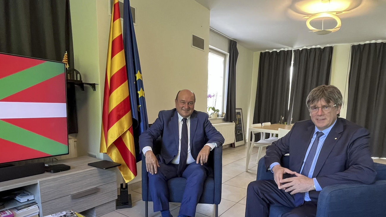 Ayuso ironiza sobre la reunión entre Puigdemont y Ortuzar: "Y sin pinganillo. En español del bueno"