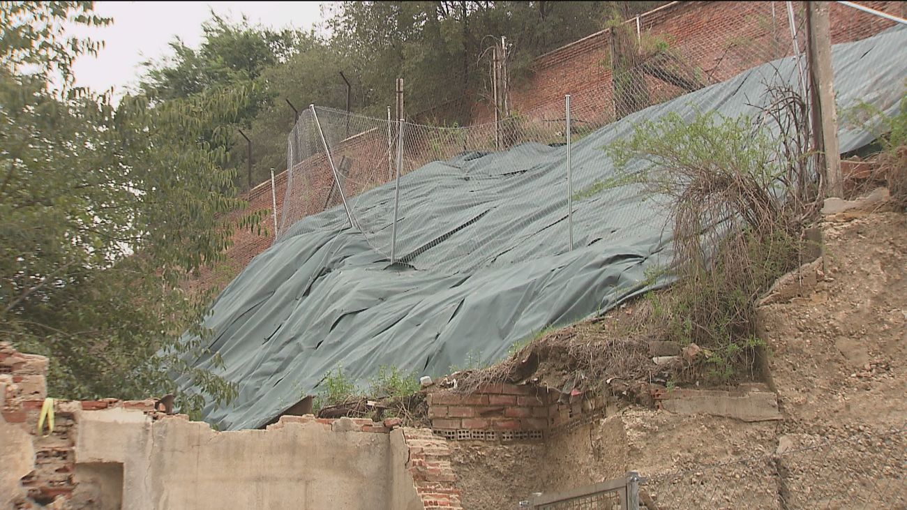 Quejas por una lona que cubre zonas verdes en el centro de Madrid