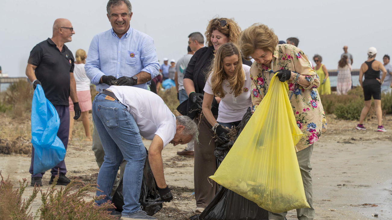 La reina Sofía visibiliza la lucha contra la ‘basuraleza’ en las playas de Murcia