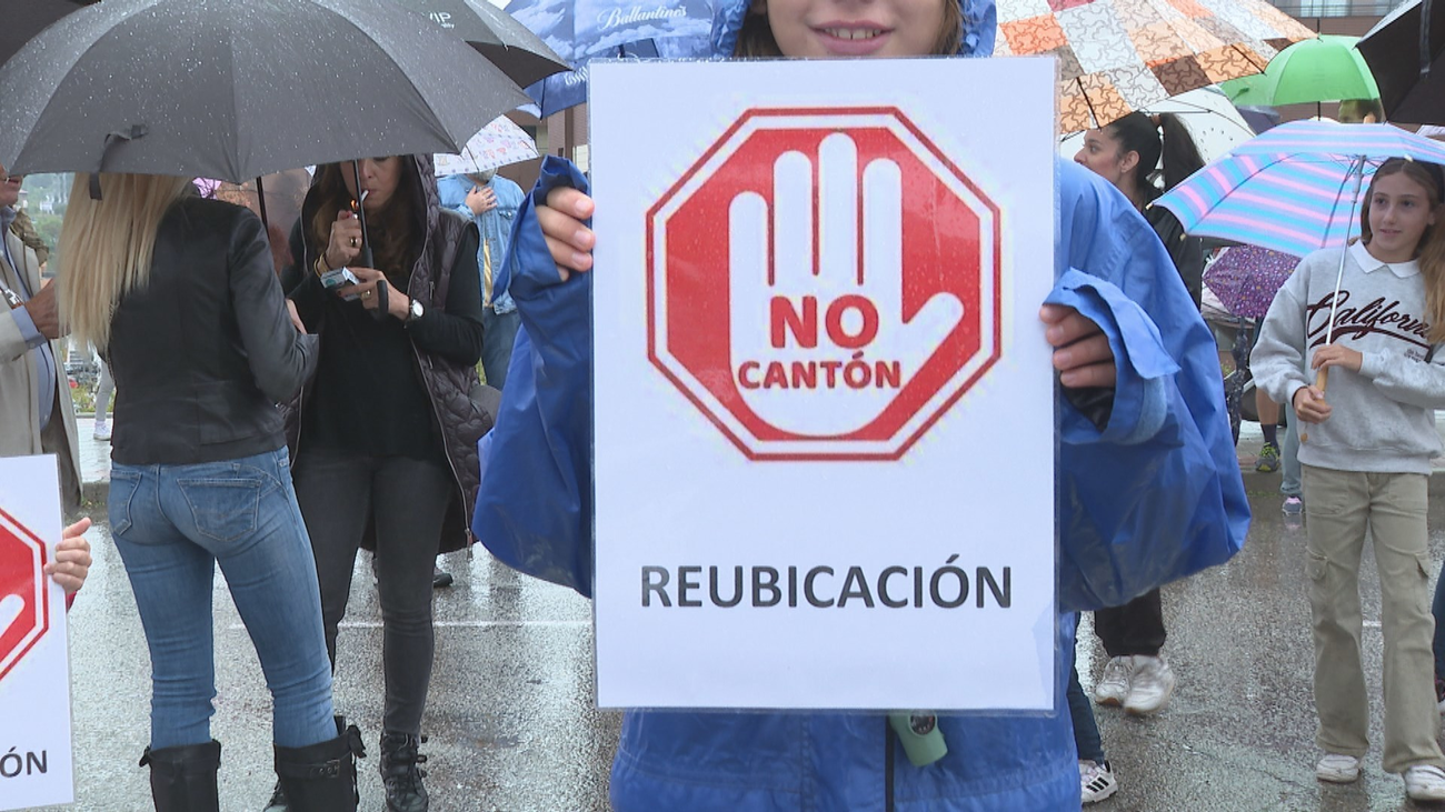 Vecinos de Montecarmelo vuelven a protestar bajo la lluvia contra la ubicación del cantón