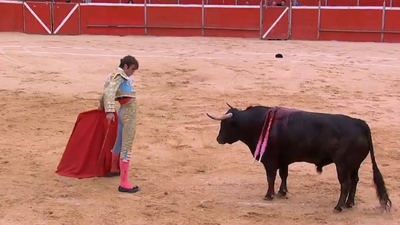 Isaac Fonseca se lleva la tarde de calle en Riaza cortando cuatro orejas