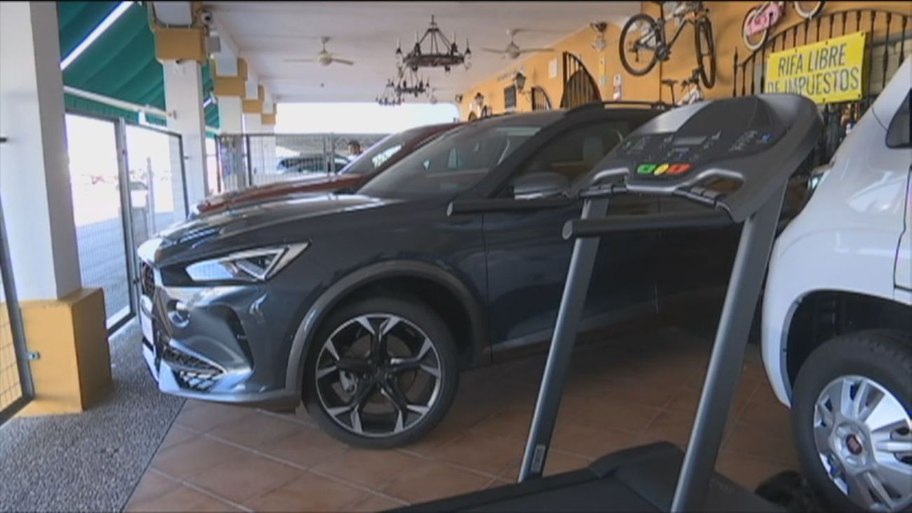 Coches, jamones, una moto y hasta un apartamento... la cesta de Navidad de Utrera se supera cada año