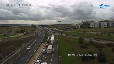 Atasco kilométrico en la A-1 tras el vuelco de un camión