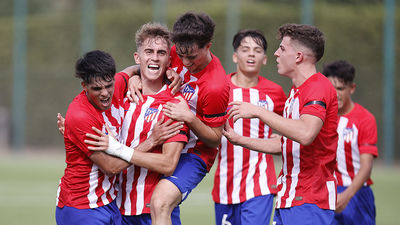 Adrián Niño dirige al Atlético al liderato de la Champions juvenil