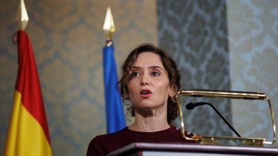 Ayuso promete "duplicar el presupuesto" de las becas universitarias y reforzar las Erasmus