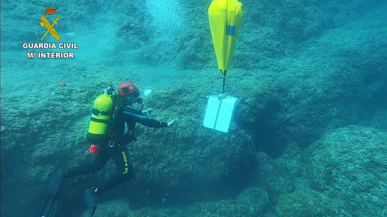 Buceadores de los GEAS de la Guardia Civil utilizan un globo elevador para recuperar una caja fuerte robada