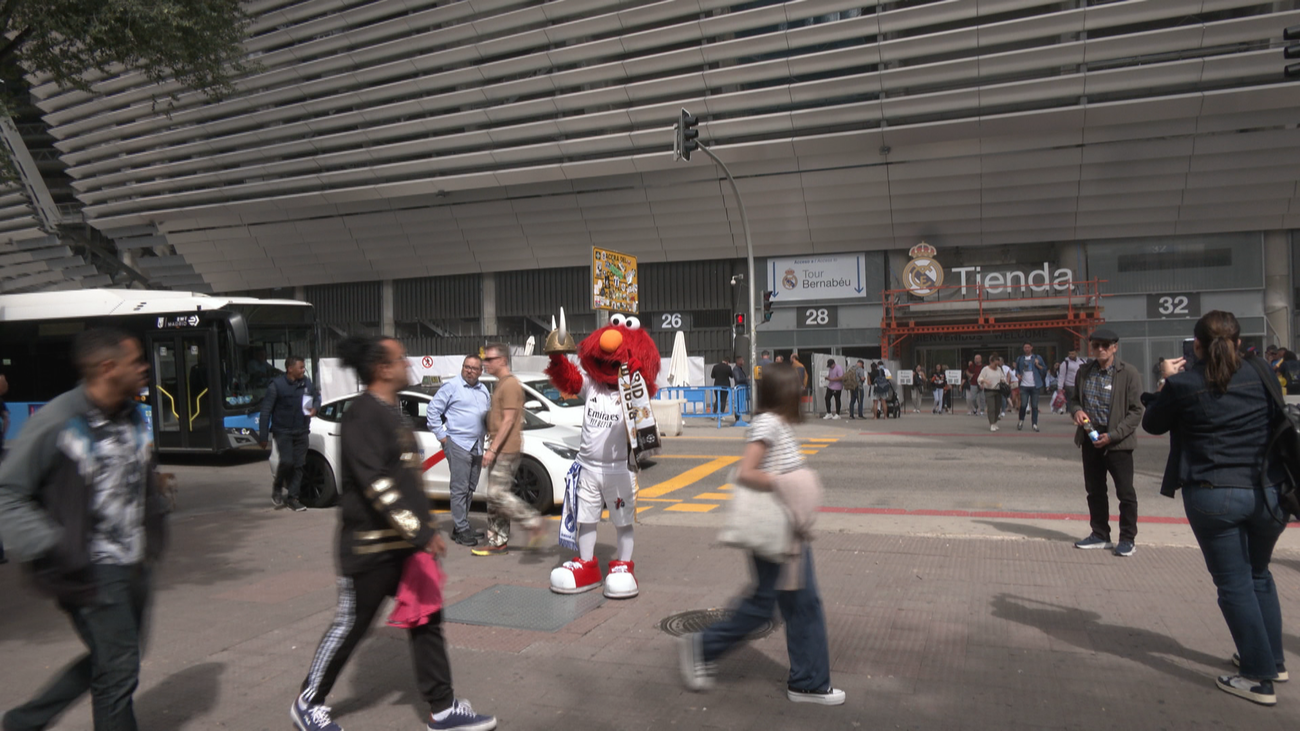 Mercado negro de camisetas en los alrededores del Bernabéu