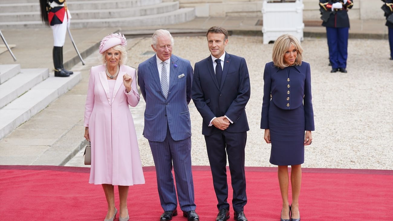 Carlos III y Camila son recibidos por Emmanuel Macron y su esposa Brigitte