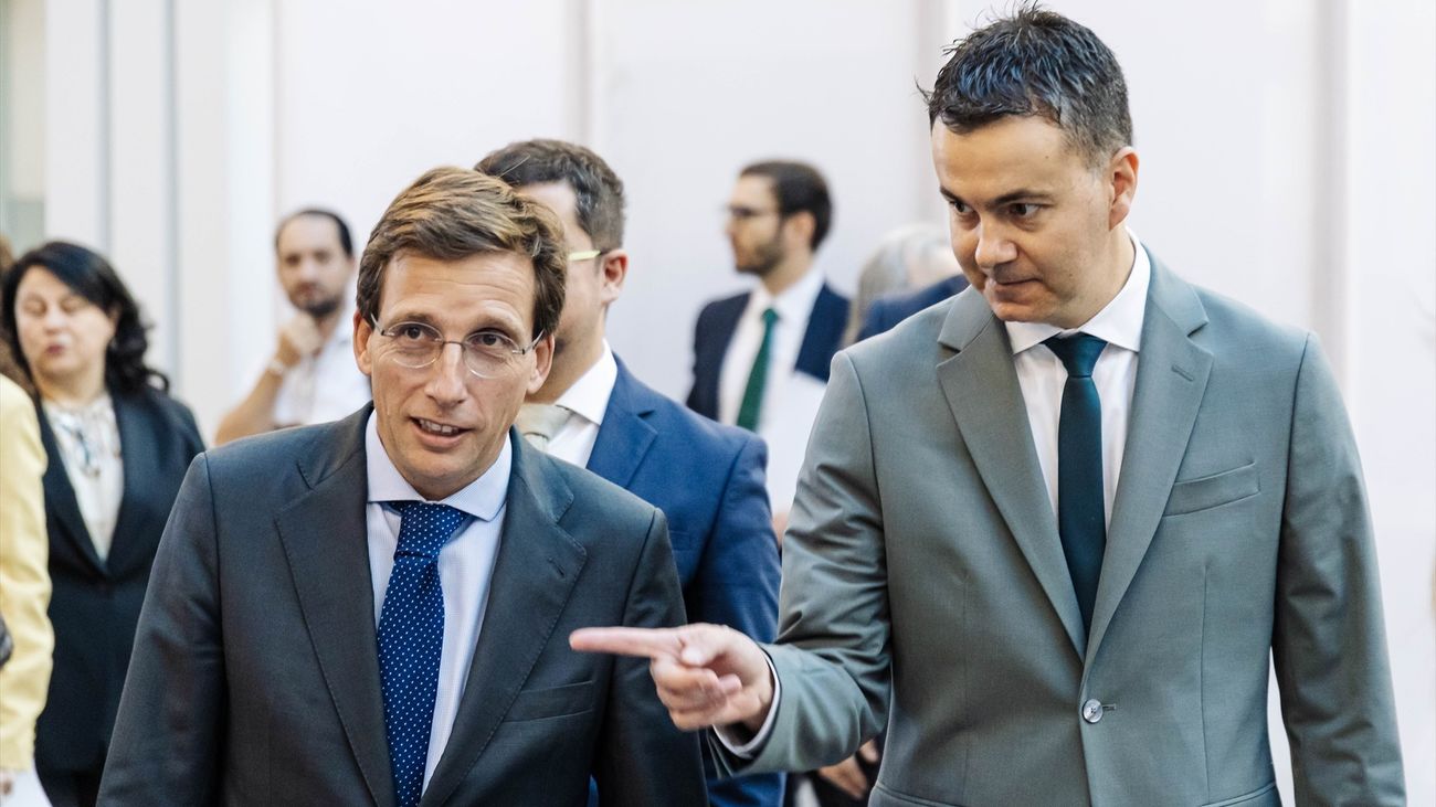 El alcalde de Madrid, José Luis Martínez-Almeida y el ministro de Industria, Comercio y Turismo en funciones, Héctor Gómez durante la inauguración de Madrid Platform 2023, en el Palacio de Cibeles, a 20 de septiembre de 2023, en Madrid (España).
