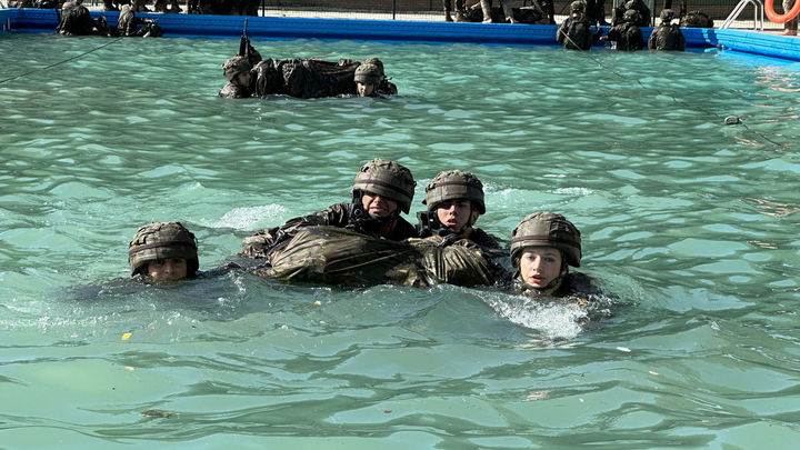La princesa Leonor participa en un ejercicio mientras continúa su instrucción militar en la Academia General Militar de Zaragoza. / EFE
