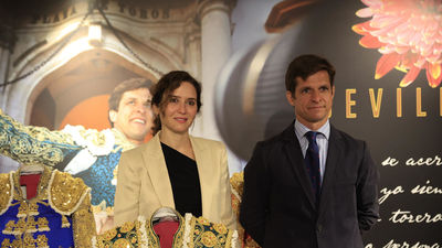 Ayuso inaugura la exposición monográfica que rinde homenaje a 'El Juli'