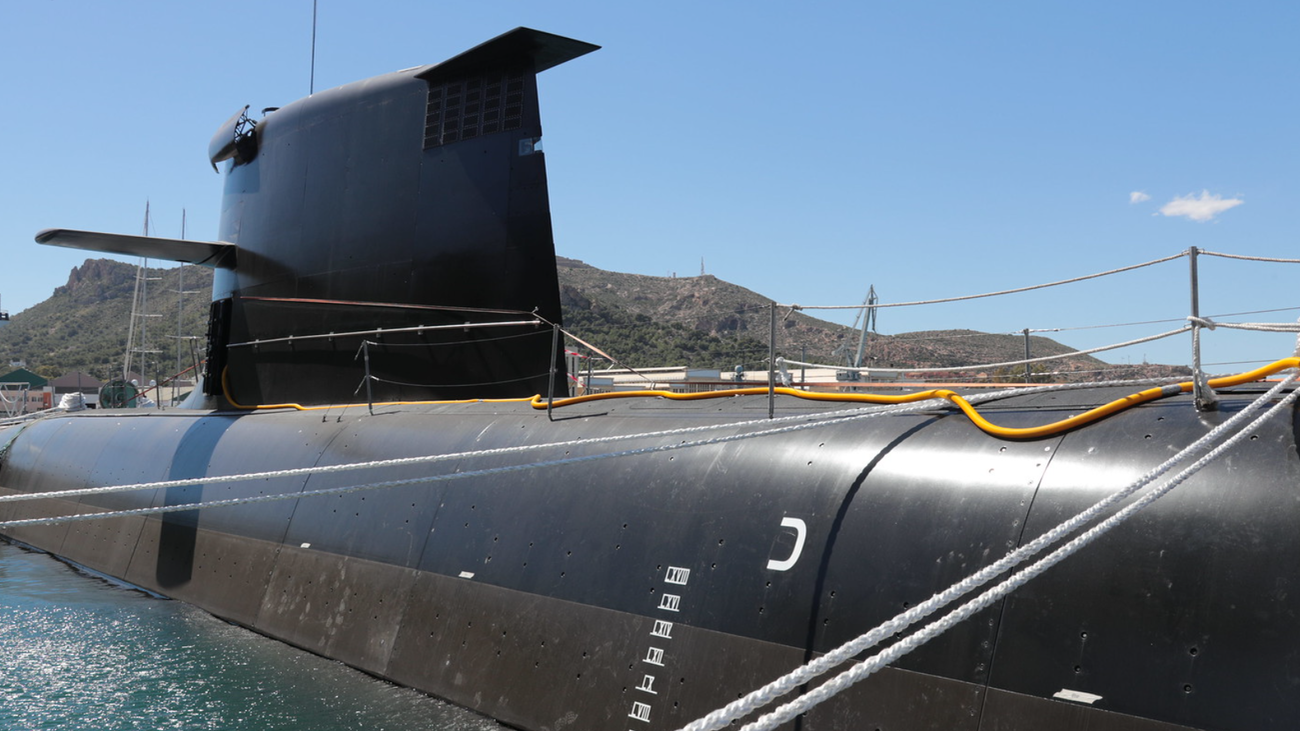El submarino S-81 amarrado en Cartagena