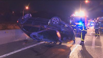 El conductor de un coche sale ileso y por su propio pie tras volcar en la M-40
