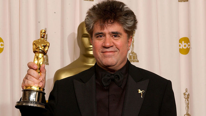 Pedro Almodóvar posa con el Oscar / Telemadrid