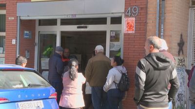 Continúan las colas a las puertas de las oficinas de la Seguridad Social