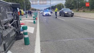 Un herido grave al volcar su coche en la M-503