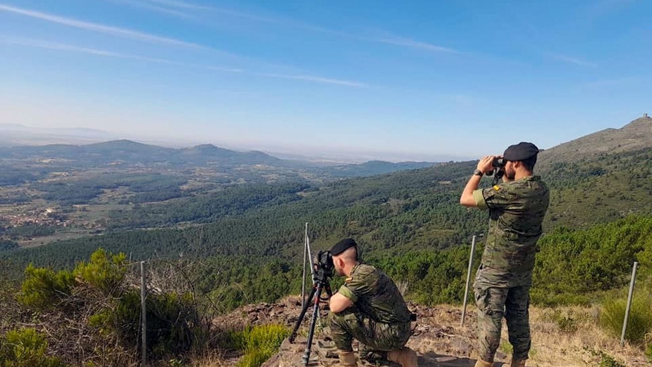 Imagen de archivo de dos soldados en labores de vigilancia