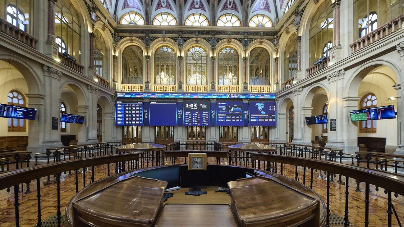 Varios paneles del Ibex 35 en el Palacio de la Bolsa
