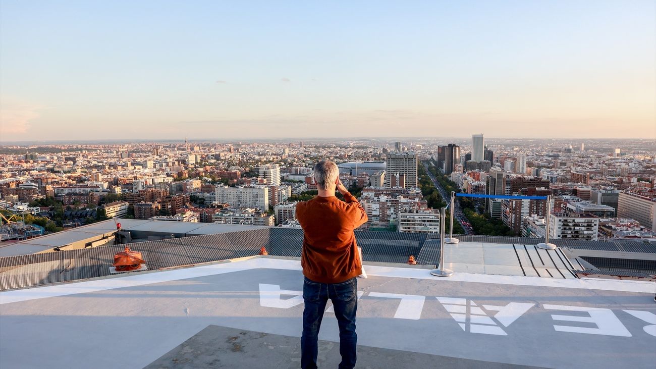 Un hombre fotografía la ciudad de Madrid