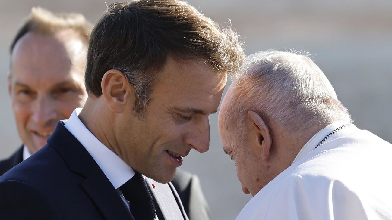The Pope celebrates a mass before 50,000 people in Marseille with the presence of Macron