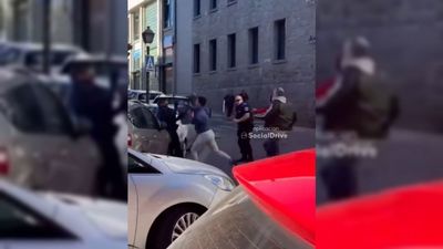 Varios ciudadanos reducen a un hombre que agredía a dos agentes de Policía Local en Colmenar Viejo