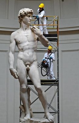 El David de Miguel Ángel durante el proceso de limpieza / ACADEMIA DE FLORENCIA