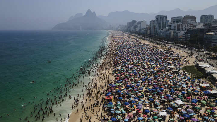 La playa de Ipaneta a tope / EFE