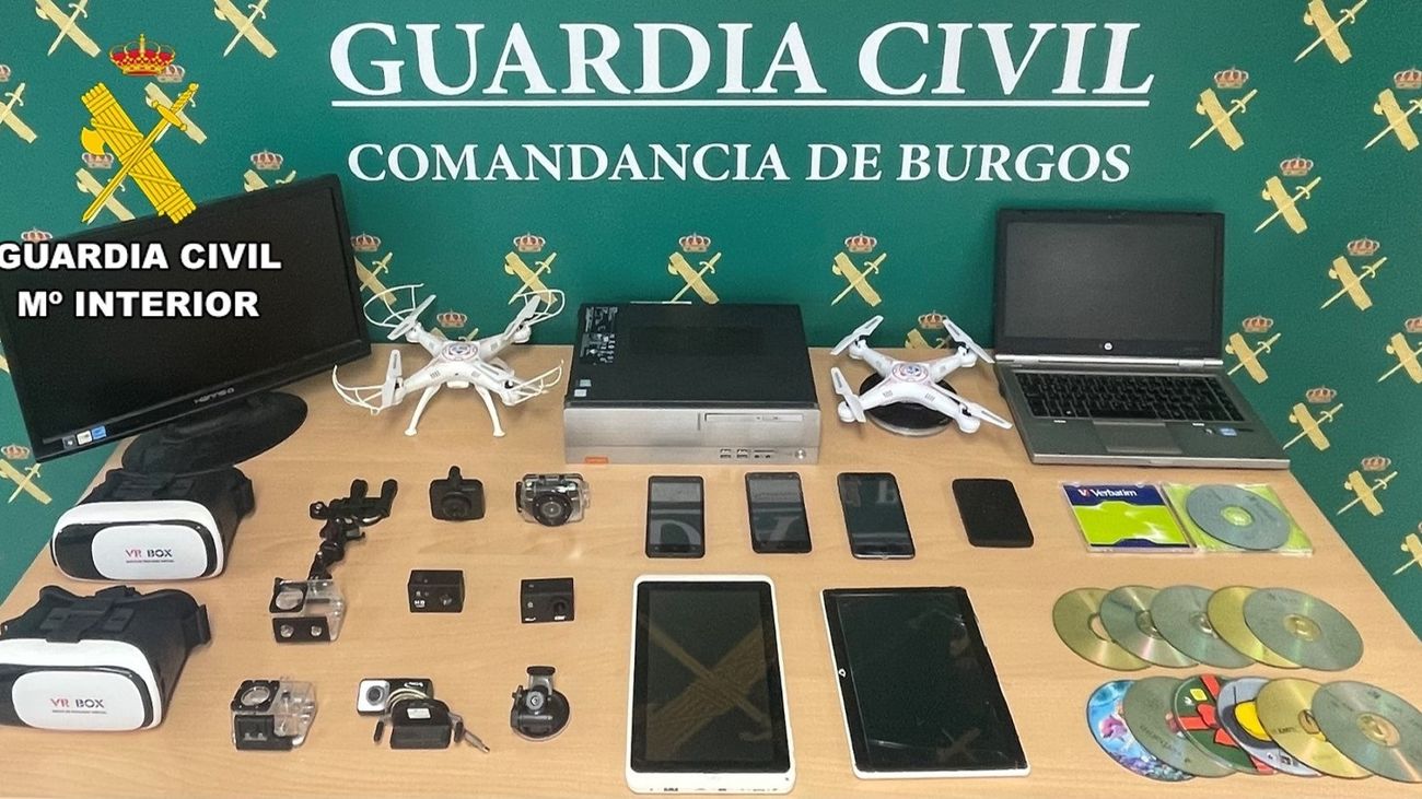 Material incautado a un hombre en Burgos acusado de grabar imágenes íntimas de su familia