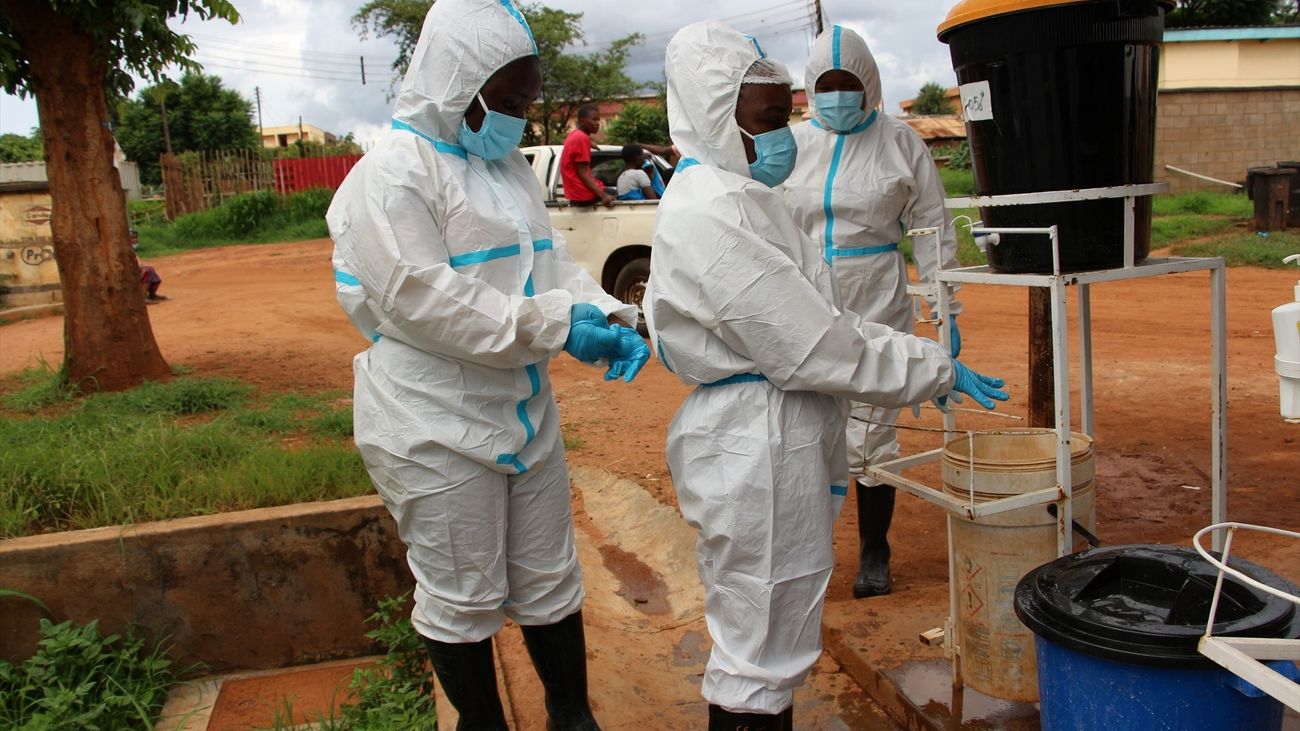 Personal sanitario se desinfecta tras atender un caso de cólera