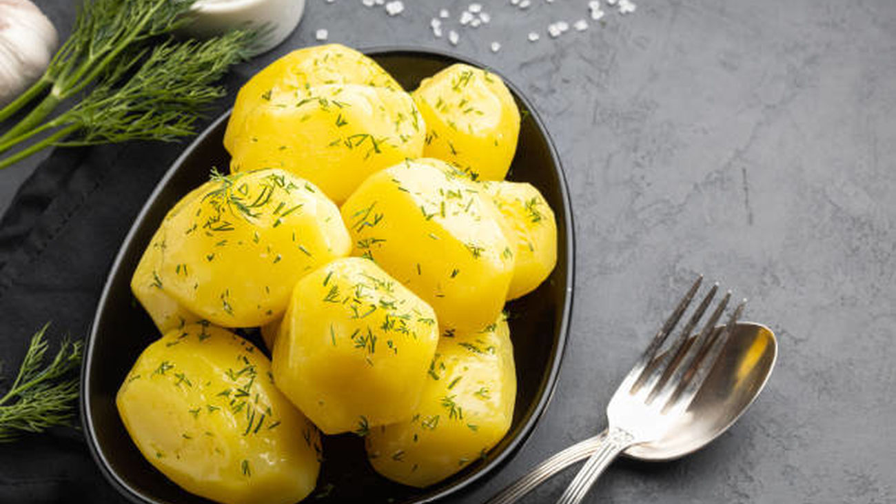 ¿Por qué los médicos piden dejar de comer patatas cocidas?