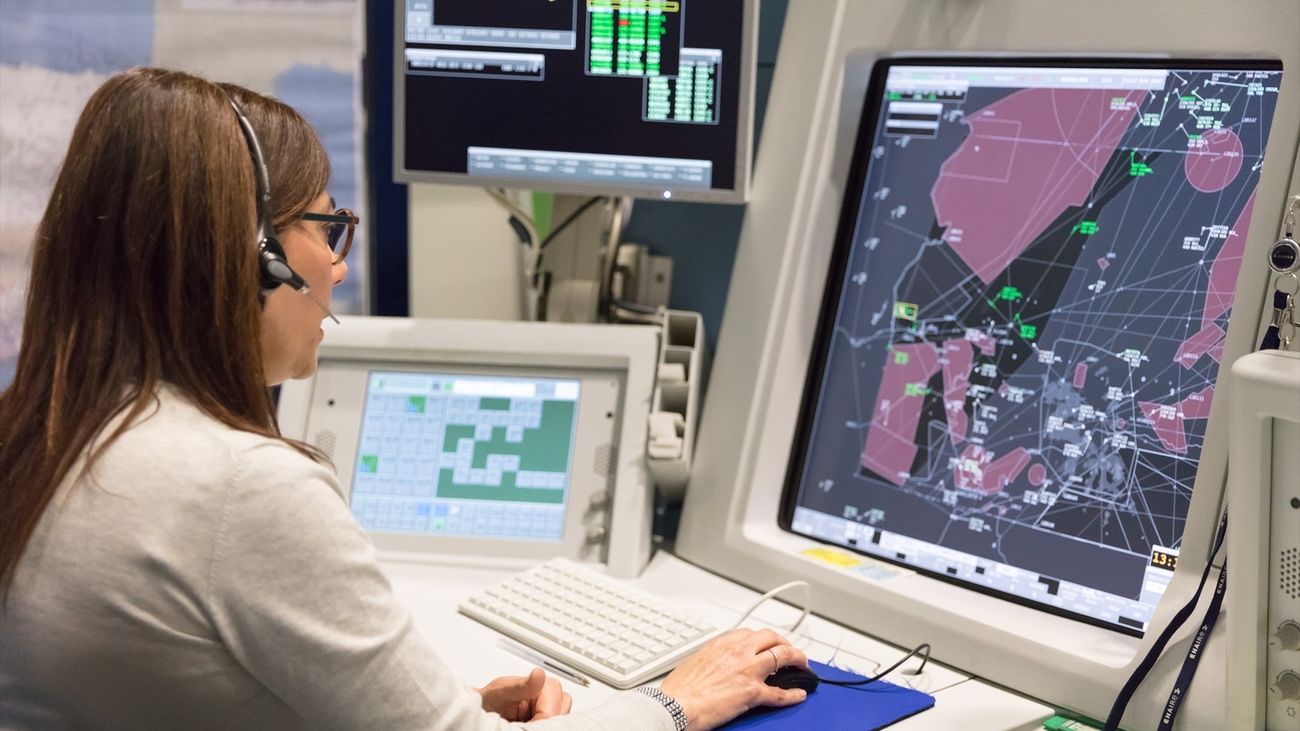 Trabajadora de un centro de control de tráfico aéreo