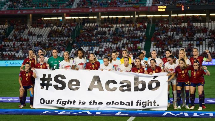 Las futbolistas de España y Suiza sostienen una pancarta con el lema "Se acabó" / Joaquin Corchero / Afp7 / Europa Press