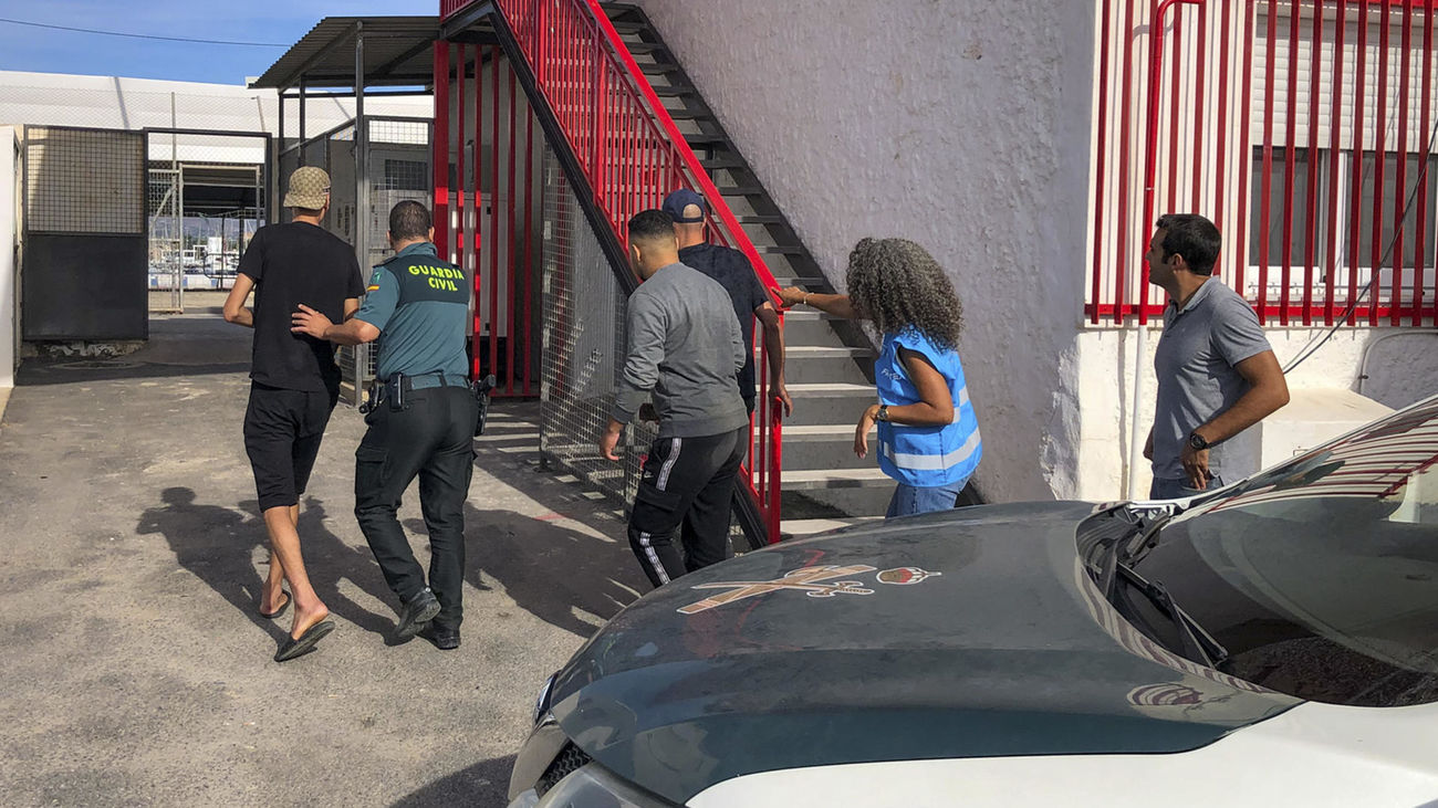 Detenidos 76 inmigrantes que huyeron tras arribar a la costa de Granada en dos pateras