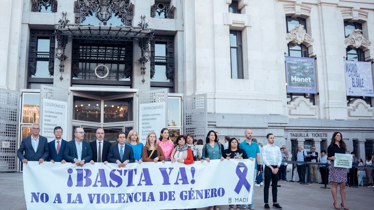 Minuto de silencio en Cibeles por nuevo asesinato machista, con reproche unánime a Vox