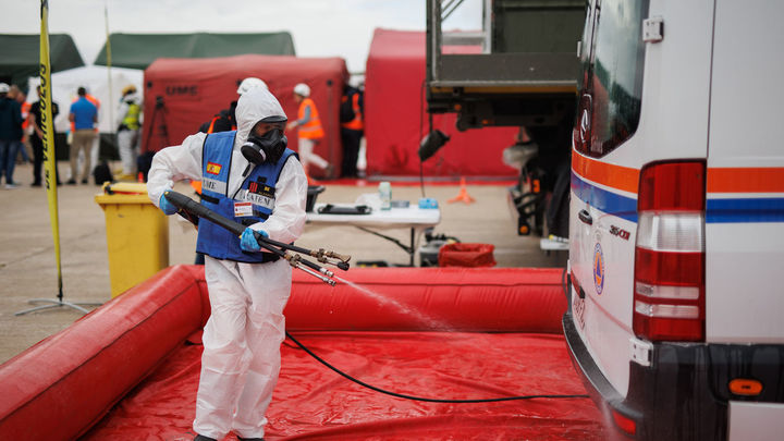 Un miembro de la UME con traje NBQ en un simulacro de emergencia nuclear / EUROPA PRESS