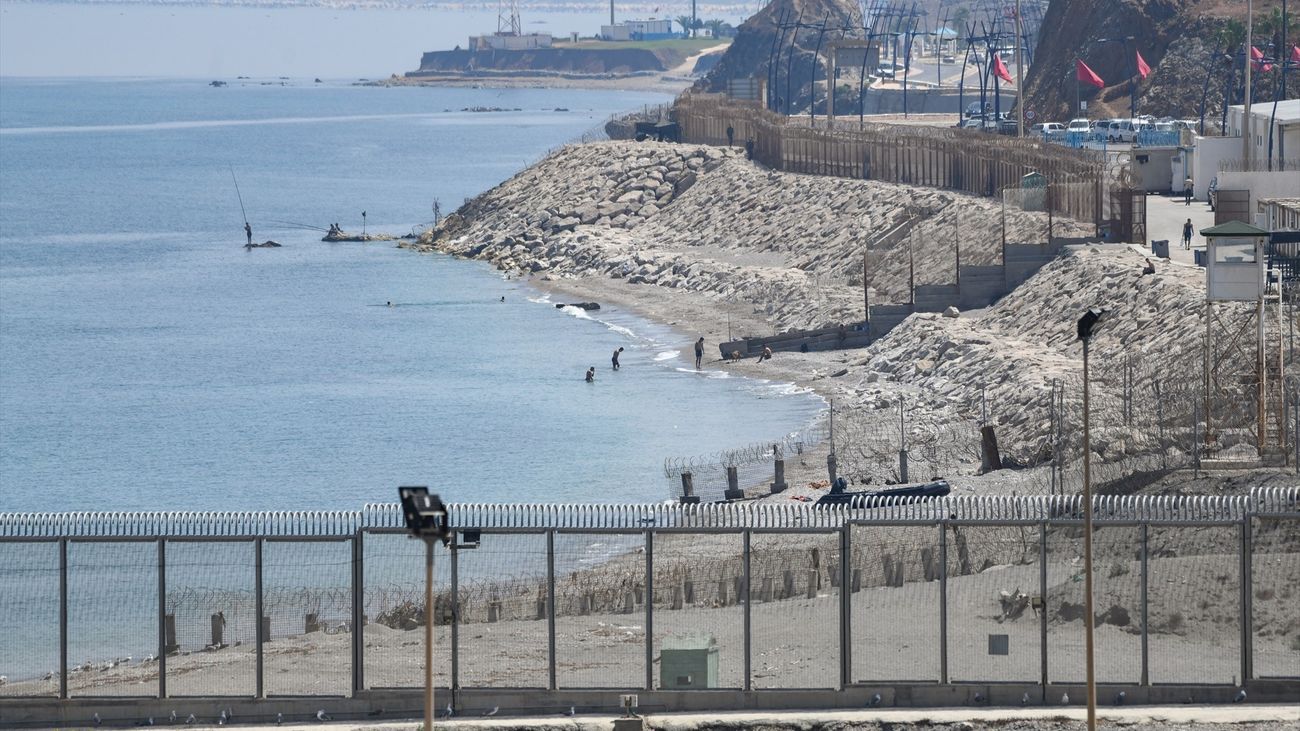Seis Inmigrantes Entran En Ceuta Saltando La Valla Y A Trav s Del Espig n