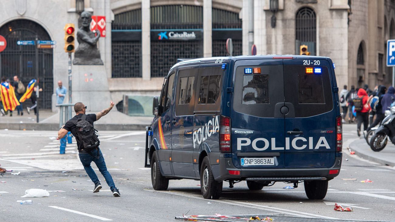Un hombre levanta el dedo "corazón" a un furgón de la Policía Nacional en la Vía Layetana durante la manifestación organizada por los sindicatos Intersindical-CSC e IAC en Barcelona durante la huelga general en Catalunya en reacción a las penas por el 1-O,
