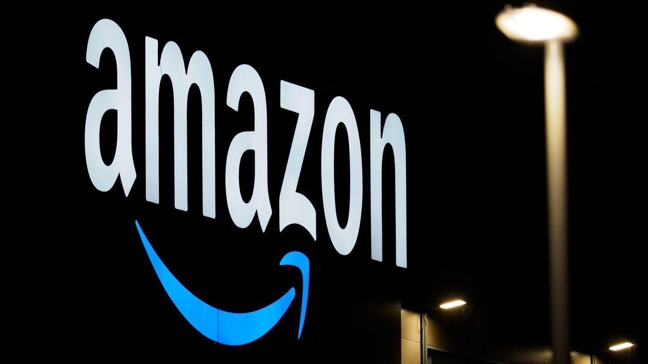 Un logotipo de Amazon en uno de los centros logísticos de la compañía