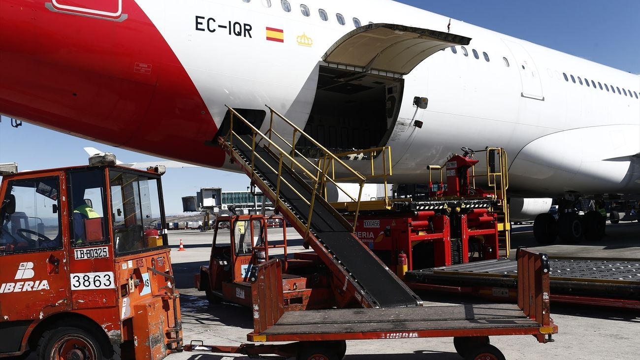 Carga de un avión de Iberia en Barajas