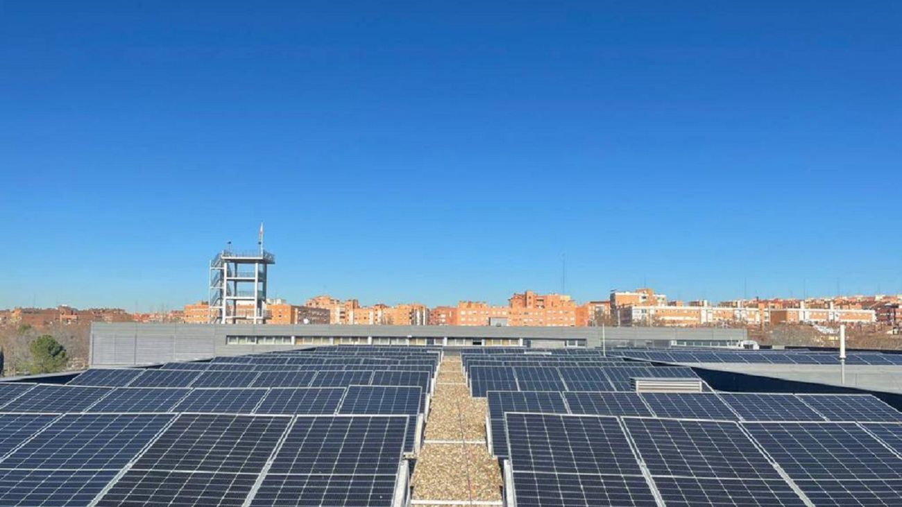 Paneles solares en la cubierta de un edificio de Alcorcón